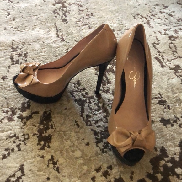 JESSICA SIMPSON Nude Patent Heel w/bow size 8 - Picture 2 of 5